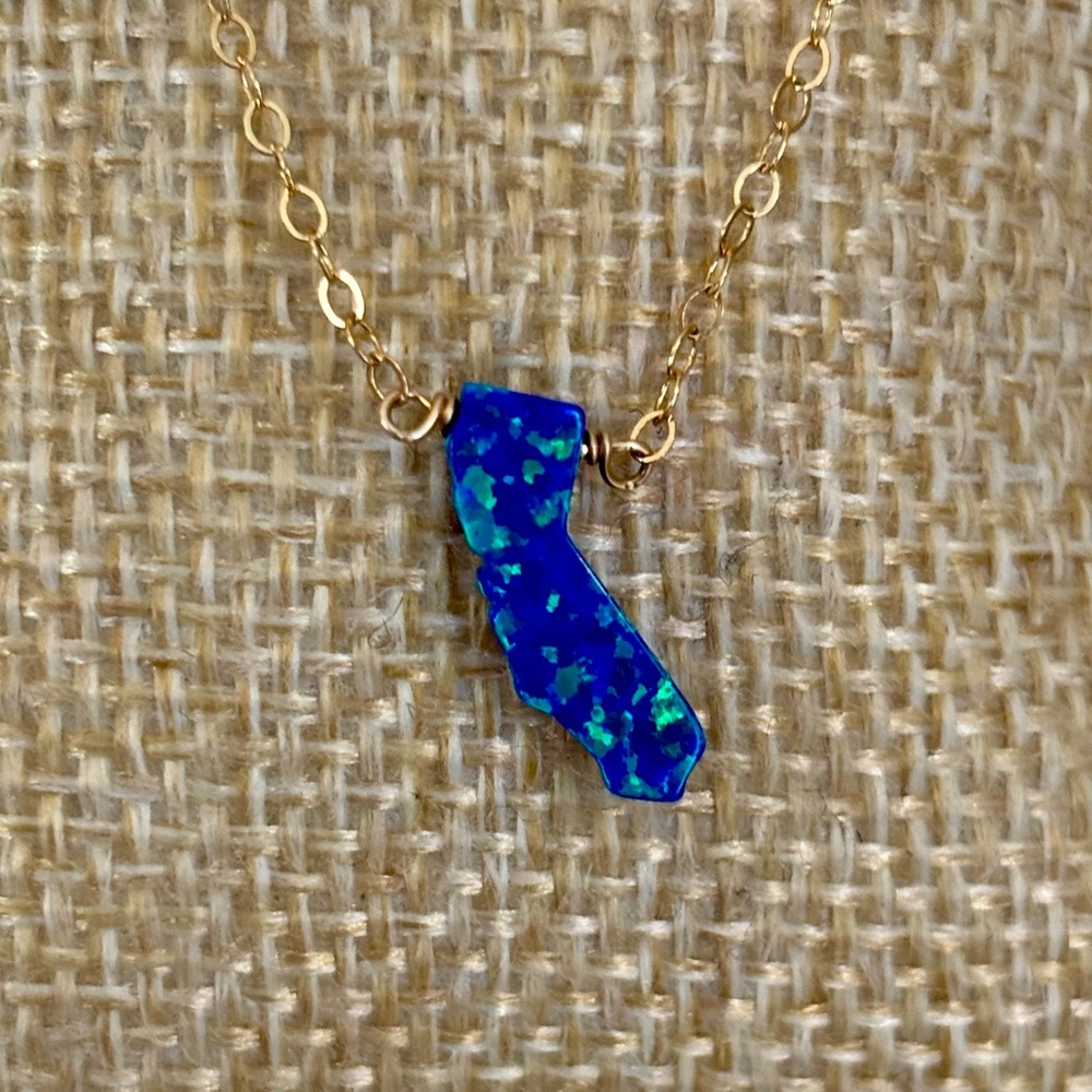 Cali love 💛  California blue opal & gold tone chain necklace NEVER WORN